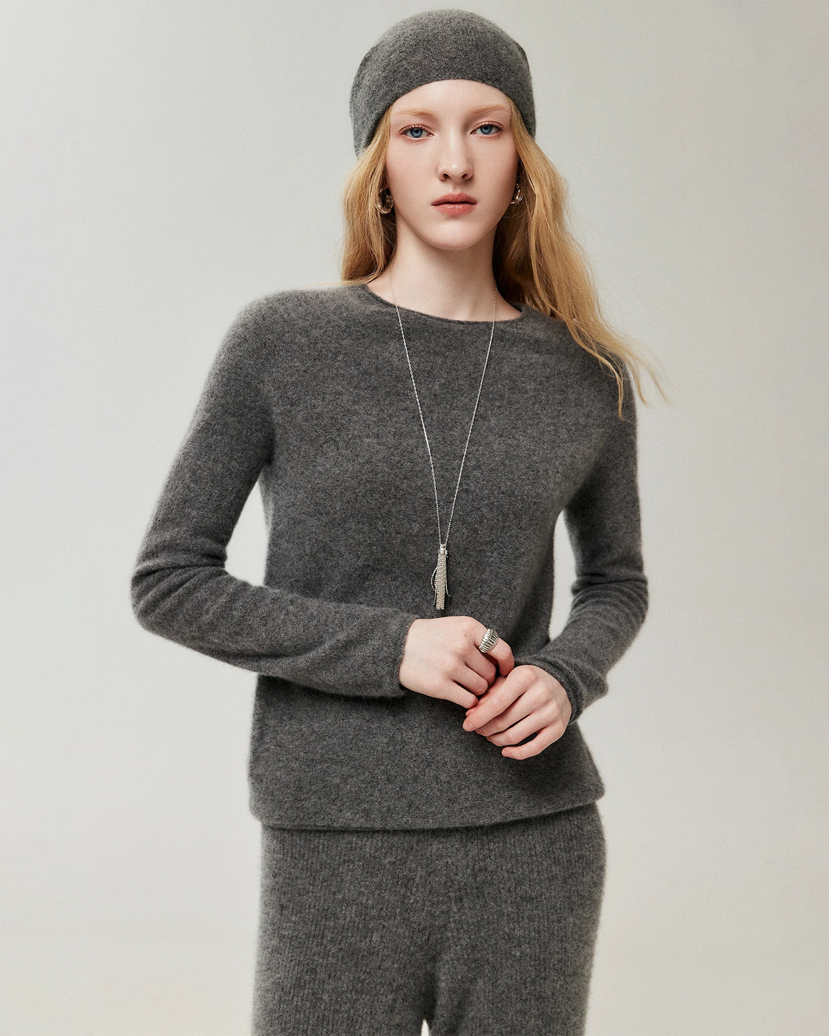 100% Cashmere Rolled-Edge Crew Neck Sweater