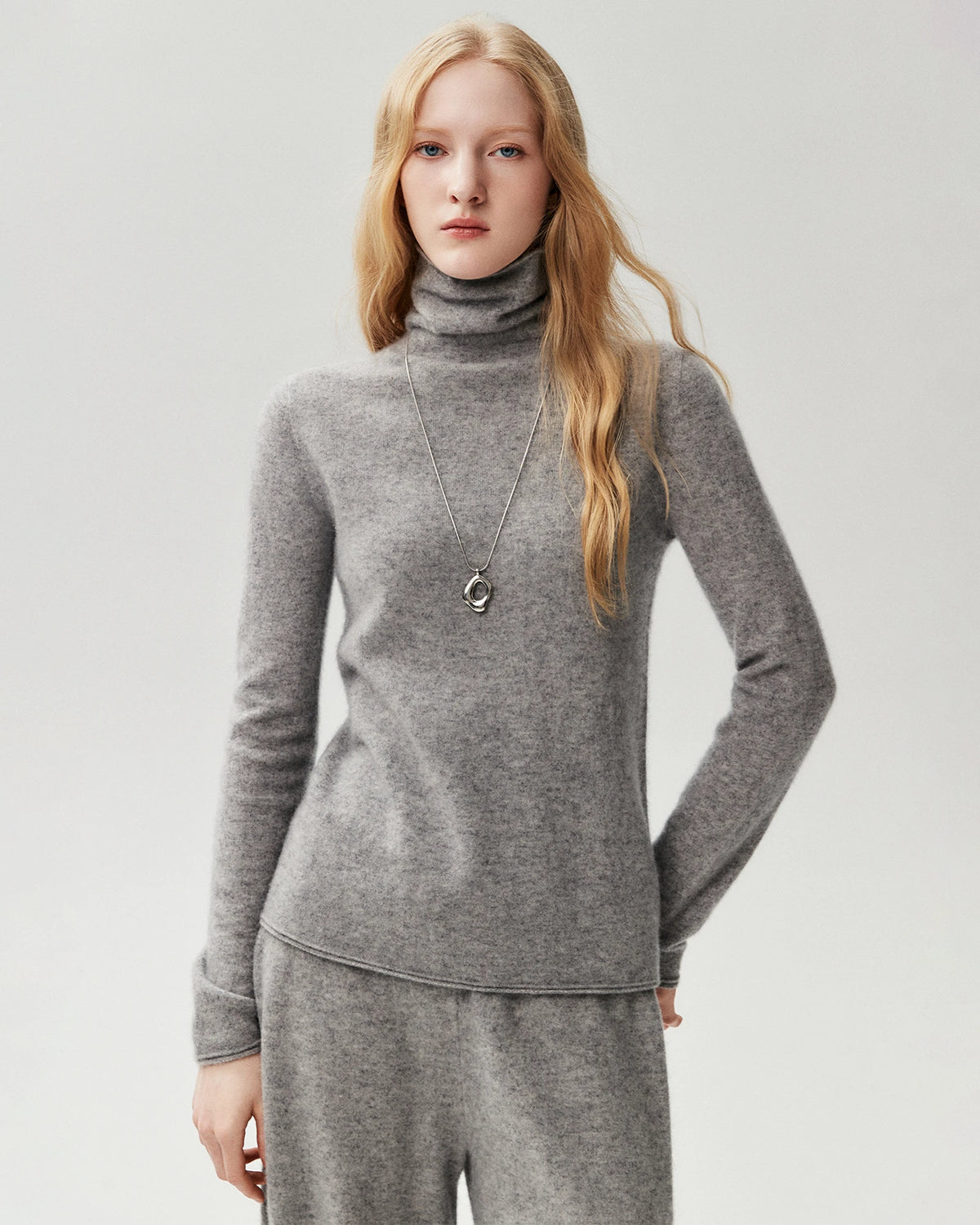 100% Cashmere Rolled-Edge Relaxed Turtleneck Sweater